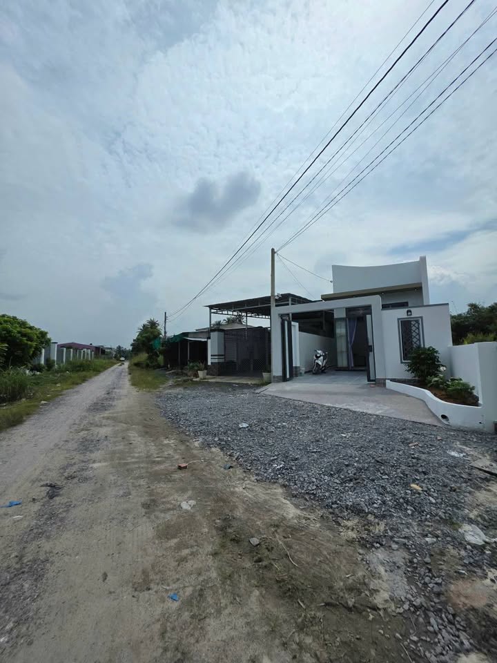 Nhà mới hoàn thiện tại Kp Trường Đức, Long Hoa, 121m² giá 990 triệu - Thiết kế hiện đại, sẵn sàng vào ở!