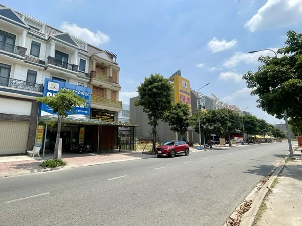 Nhà mặt tiền kinh doanh Hoàng Hoa Thám, Thủ Dầu Một 100m² giá 9 tỷ - Đầu tư sinh lời tốt!