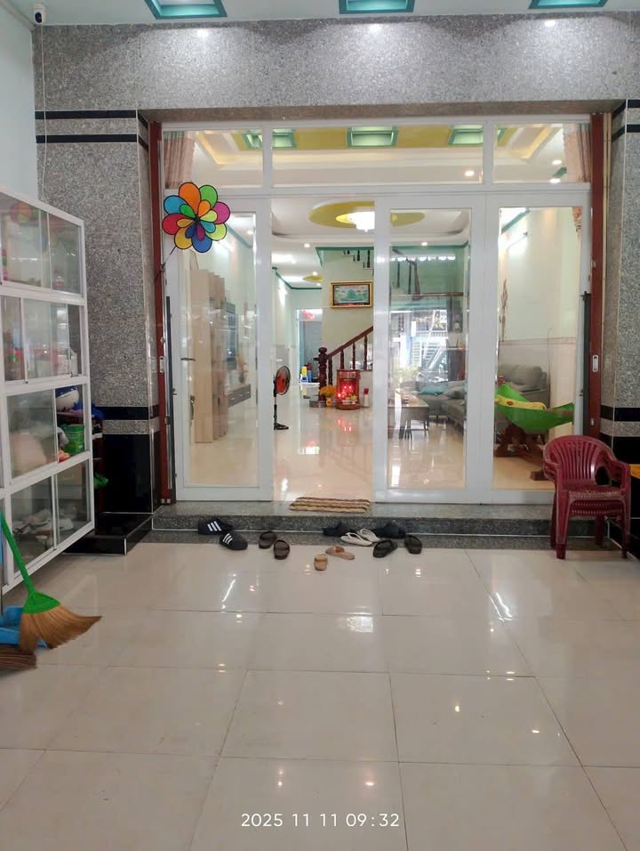 Nhà 1 trệt 2 lầu mặt tiền đường Phạm Hùng, Rạch Giá, 165m² - Đầu tư kinh doanh lý tưởng!