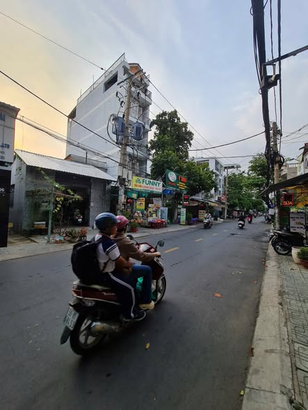 Nhà mặt tiền Nguyễn Văn Công 32m² giá 4.95 tỷ - Kinh doanh thuận lợi!