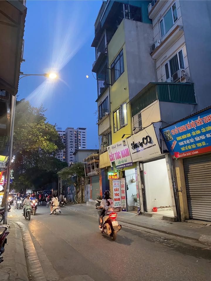 Nhà phố mặt tiền Nguyễn Đức Cảnh 42m² giá 10.4 tỷ - Kinh doanh sầm uất!