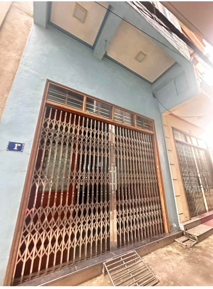 Nhà 3 tầng Trần Thái Tông, 44.6m² giá 2.35 tỷ - Hướng Đông, ngõ rộng thông thoáng!