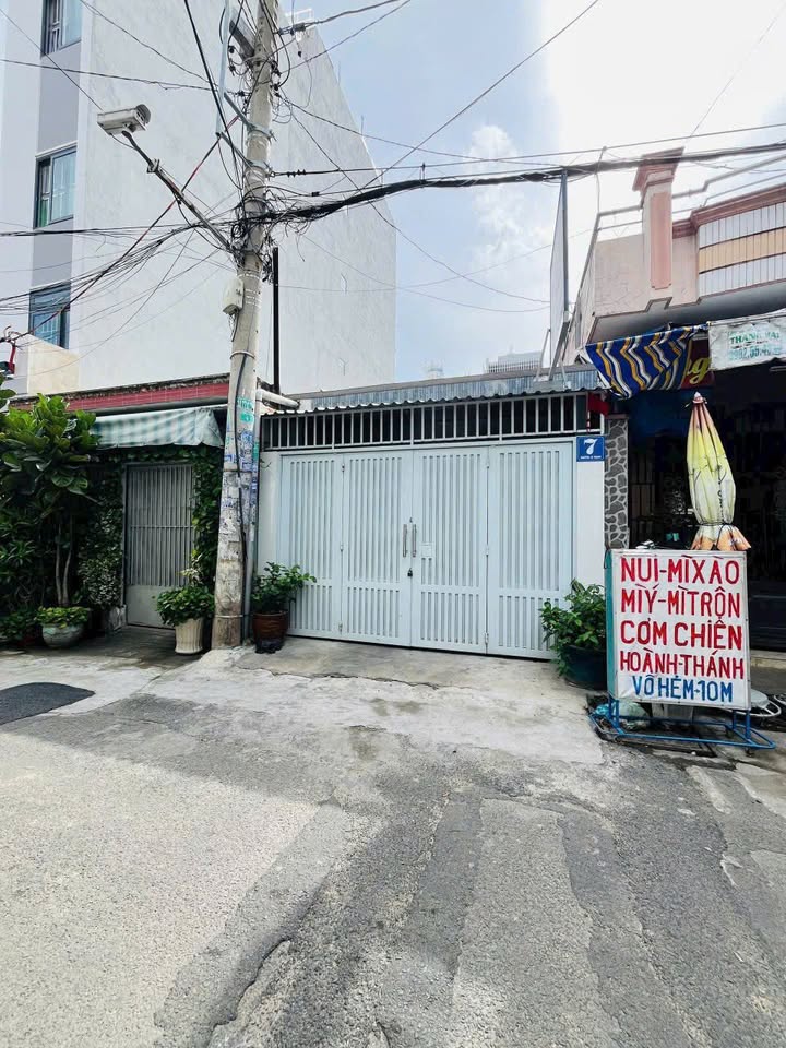 Nhà mặt tiền Nguyễn Lộ Trạch quận Tân Phú 82m² giá 8.3 tỷ - Vị trí thuận lợi gần trường học!