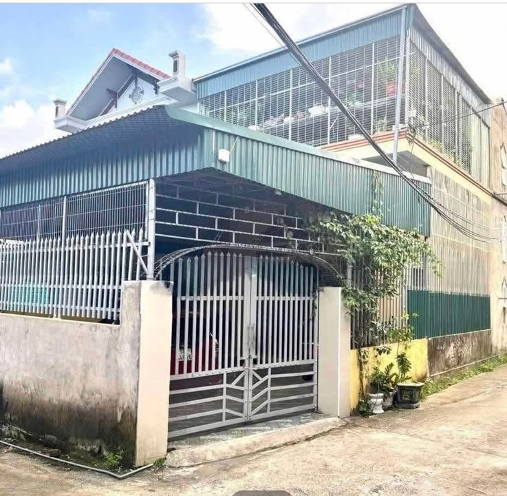 Nhà khu 8 Thanh Sơn, Uông Bí 140m² giá 2.3 tỷ - Mặt tiền thoáng đẹp, thuận tiện di chuyển!