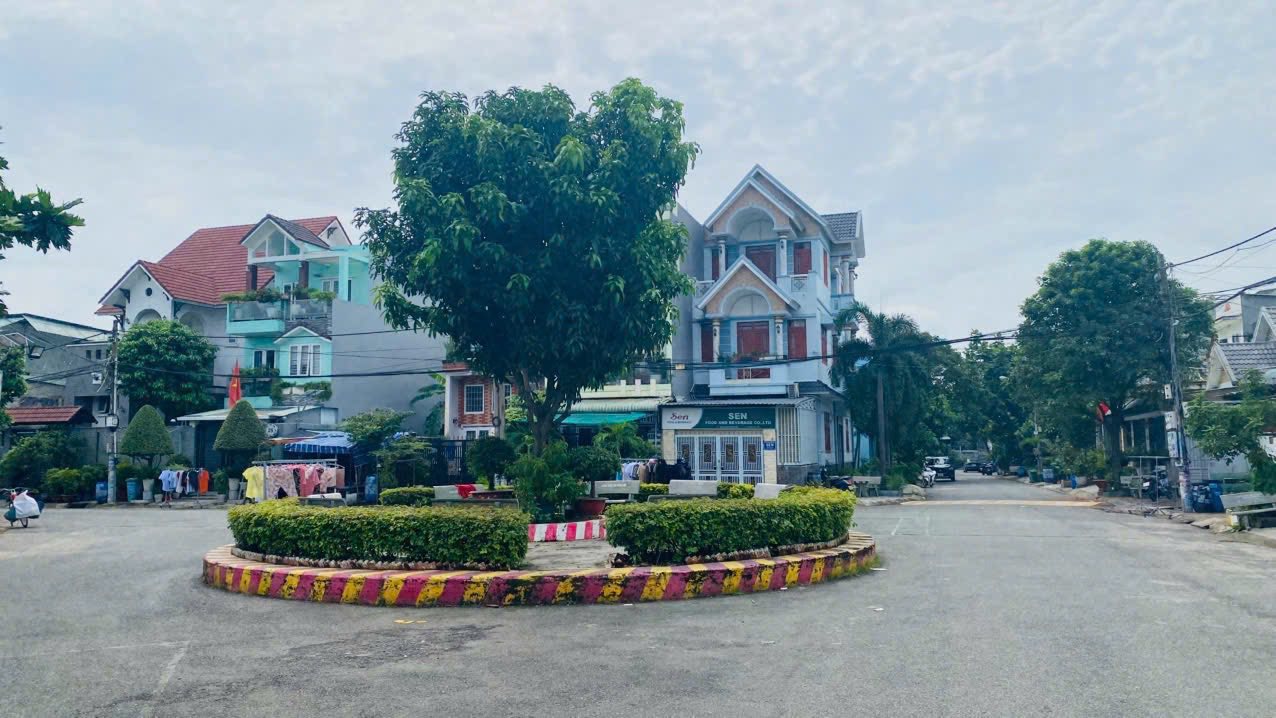 Nhà phố Đông Hòa Dĩ An 100m² giá 6.2 tỷ - Khu vực trung tâm tiện ích đầy đủ!