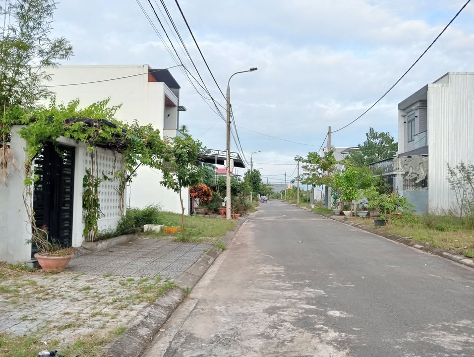 Đất nền Hòa Liên 100m² giá 2.4 tỷ - Khu dân cư đông đúc, giao thông thuận lợi!