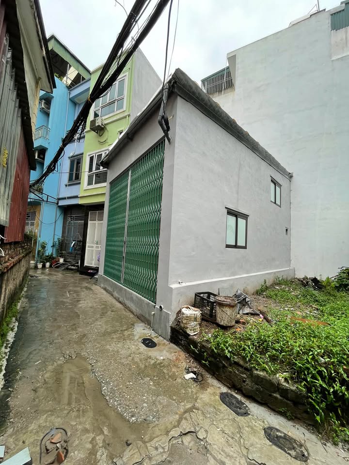 Đất tặng nhà cấp 4 tại Tứ Hiệp, Thanh Trì 35m² giá 4 tỷ - Vị trí đắc địa, tiện ích bạt ngàn!