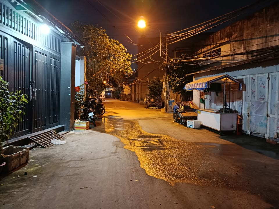 Nhà 4 tầng hẻm xe tải gần chợ Phú Định quận 8, 51m² giá 5.2 tỷ - Dọn vào ở ngay!