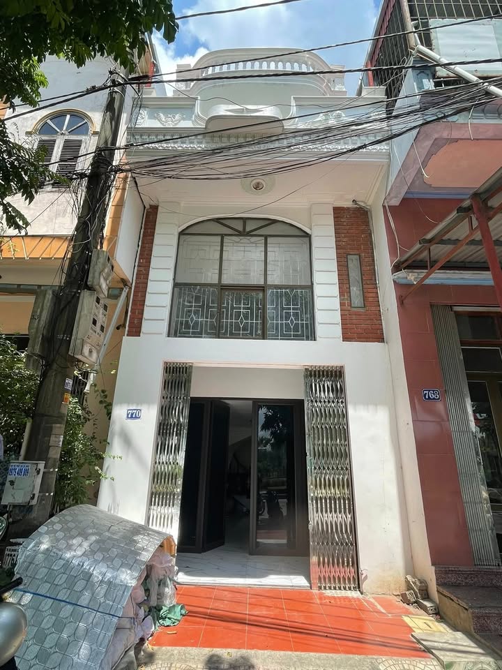 Nhà 3 tầng mặt đường Văn Cao, 73m² giá 3.5 tỷ - Gần cầu Lộc An!