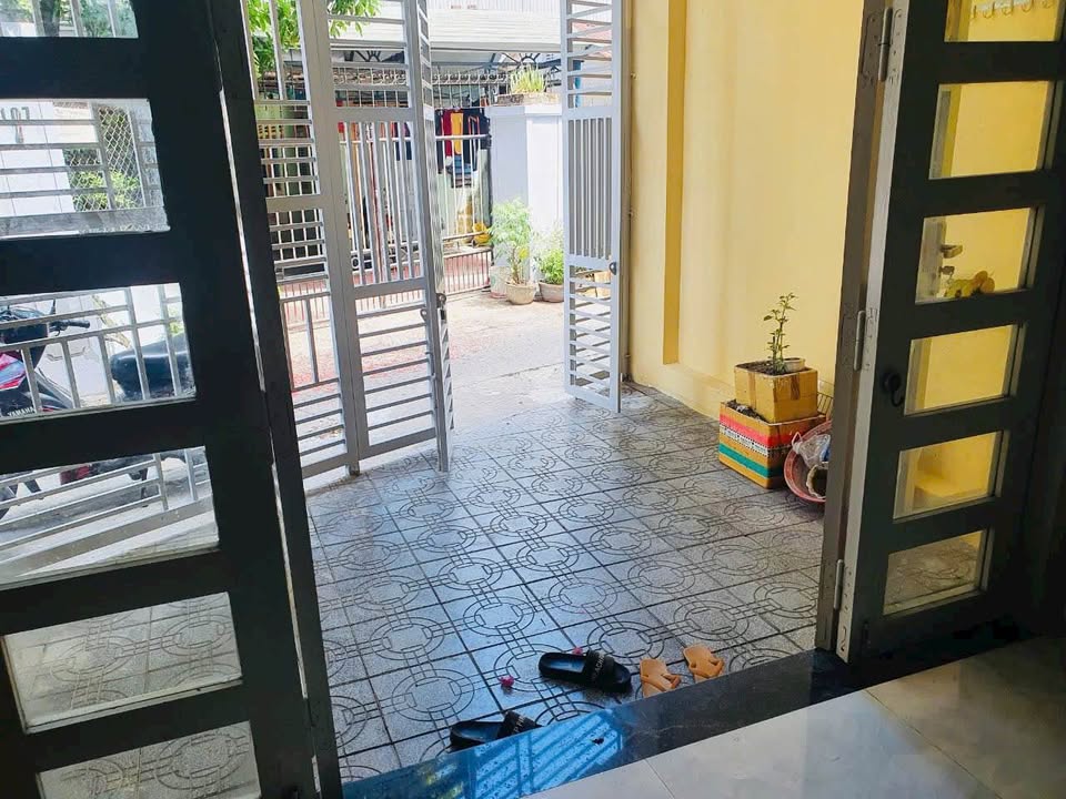 Nhà 2 tầng kiên cố tại kiệt ô tô Duy Tân, 45m² giá chỉ 1,1 tỷ - Đầy đủ nội thất!