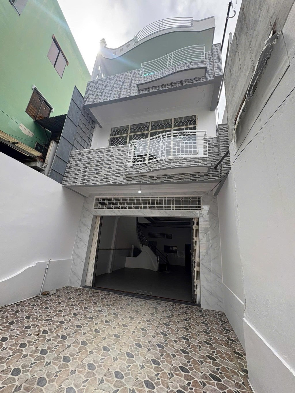 Nhà mặt tiền 30/4 Cần Thơ 200m² giá 23 triệu - Kinh doanh sầm uất!