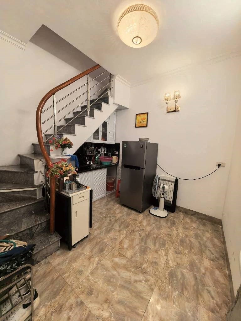 Nhà phố Đống Đa 15m² giá 3.75 tỷ - Sổ đỏ chính chủ, ngõ thông thoáng!