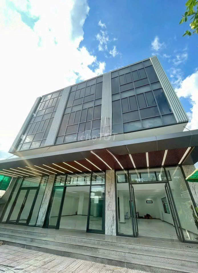 Cho thuê nhà mới Phạm Ngọc Thạch, Quận 3 - Diện tích lớn 810m², Giá 150 triệu/tháng