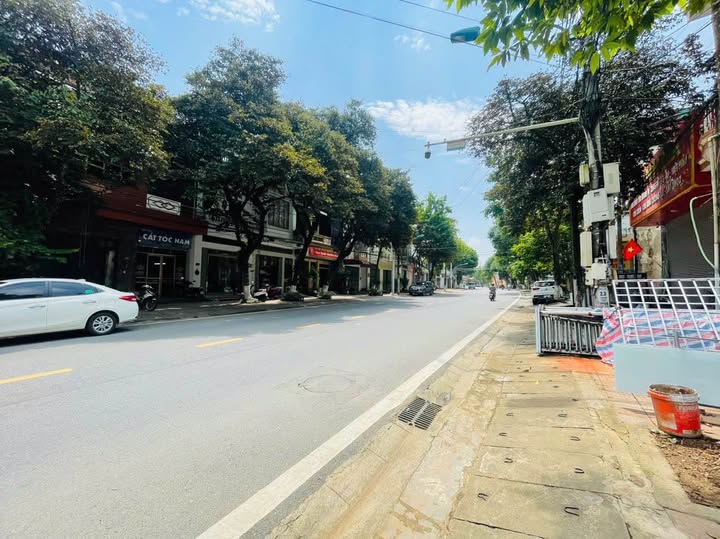 Nhà riêng tại Đường Hoàng Quốc Việt, Lào Cai 300m² giá 3.4 tỷ - Sẵn sàng ở ngay!