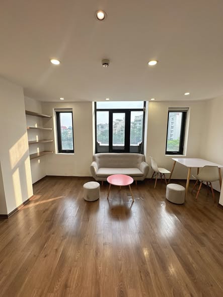 Căn hộ 1N1K 40m² tại Đống Đa - View Hồ, Full Đồ - Sẵn sàng vào ở!