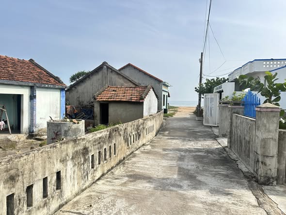 Nhà liền kề Hòa Hiệp Trung 300m² giá 4.5 tỷ - Cách biển chỉ 30 bước chân!