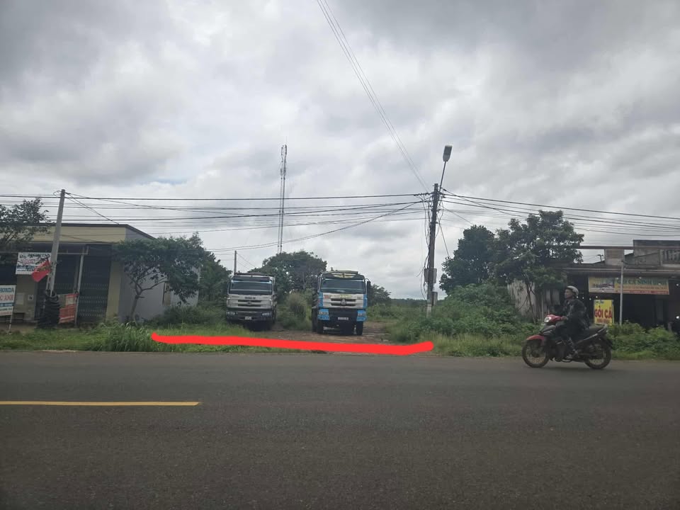 Đất thổ cư Buôn Hồ 2750m² giá 1.1 tỷ - Vị trí đắc địa 2 mặt tiền!