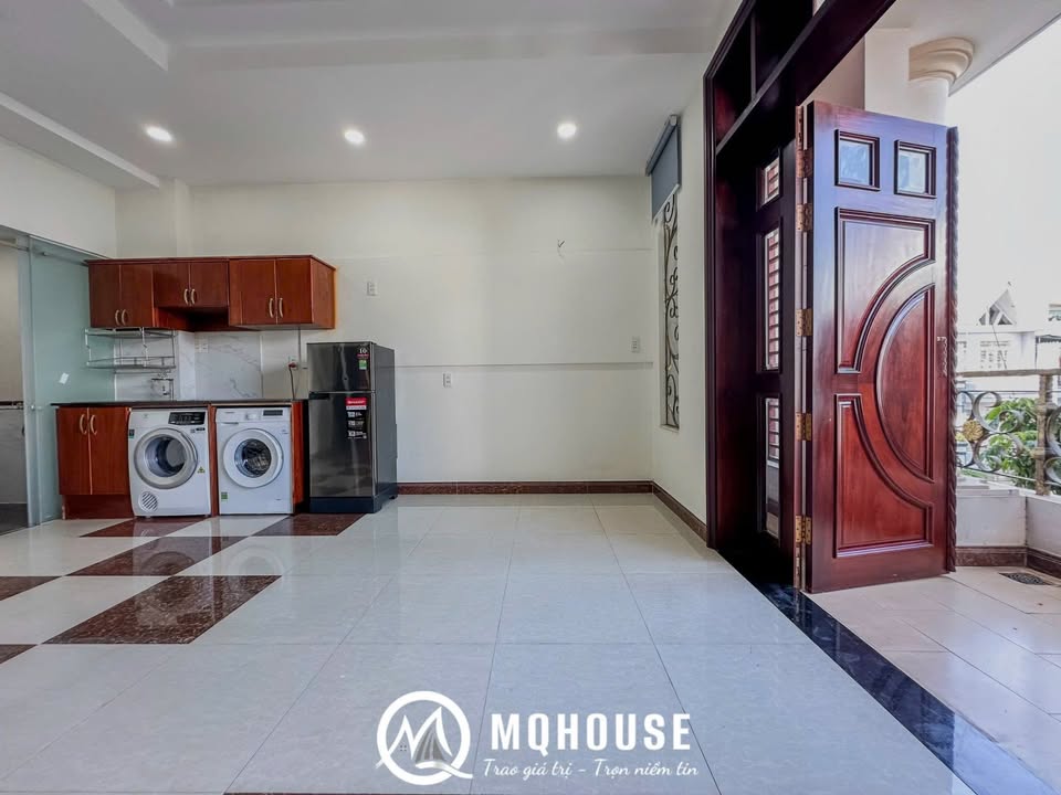 Phòng cho thuê lớn có ban công tại đường Thành Thái, quận 10 - Full nội thất, an ninh tuyệt đối!