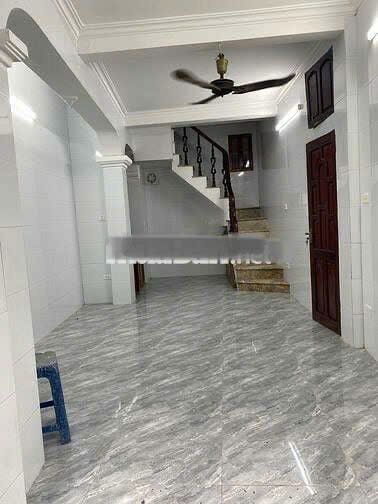 Căn hộ cho thuê ngõ 32 Lý Nam Đế 50m² giá 12 triệu - Vị trí sầm uất, an ninh tốt!