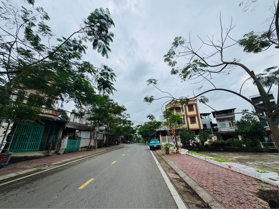 Nhà 3 tầng Ỷ La, Tuyên Quang 85.56m² giá 3 tỷ - Đường rộng ô tô tránh nhau thoải mái!