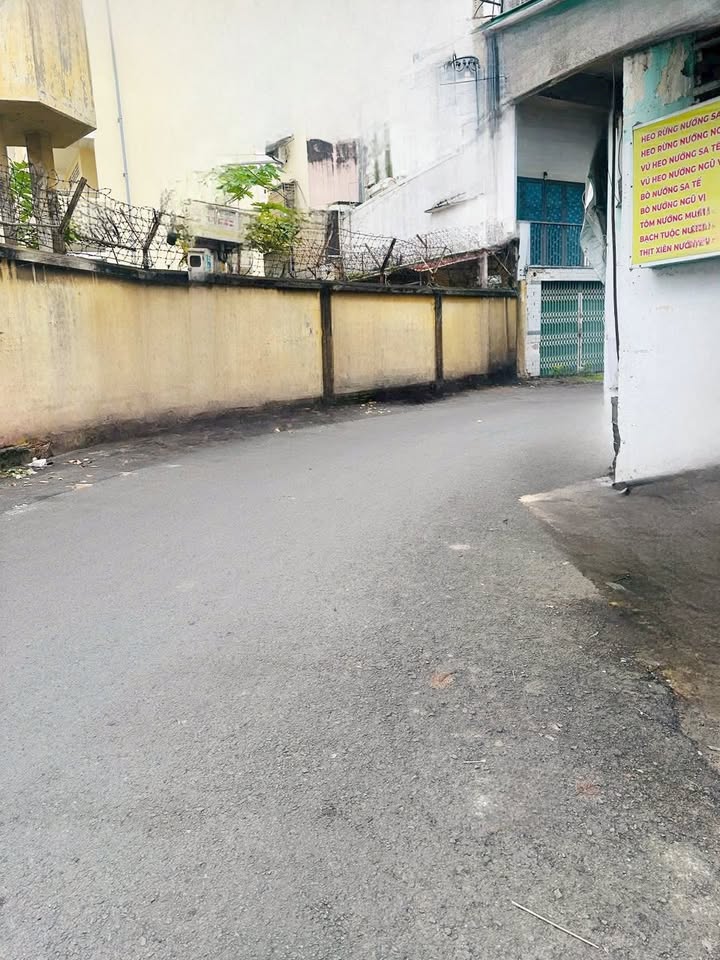 Nhà hẻm thông gần mặt tiền Cao Thắng - Quận 10, 33m² giá 5.5 tỷ - Sẵn sàng ở ngay!