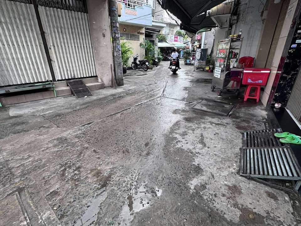 Nhà 2 tầng Lạc Long Quân, Q11, 45.2m² giá 3 tỷ - Sổ đỏ chính chủ, thuận tiện ở hoặc cho thuê!