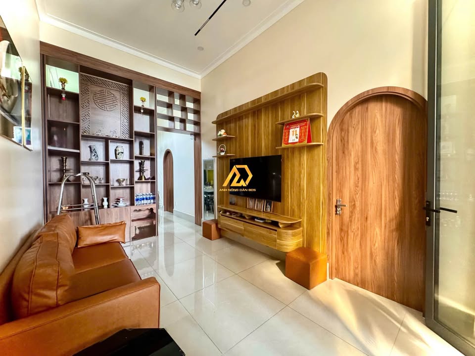 Nhà Tân Cổ Điển 120m² mặt tiền đường lớn - Giá thương lượng, sẵn sàng vào ở!