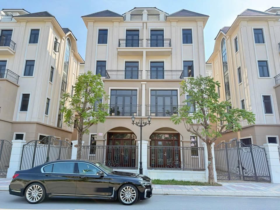 Biệt thự Song Lập Vịnh Tây 6, Văn Giang 136m² giá 25 tỷ - View bể bơi tuyệt đẹp!