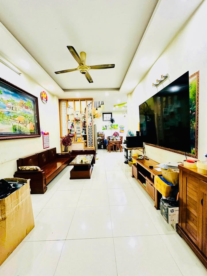 Nhà riêng Hoàng Văn Thái 50m² giá 1 tỷ - Vị trí đắc địa, sân để xe riêng!