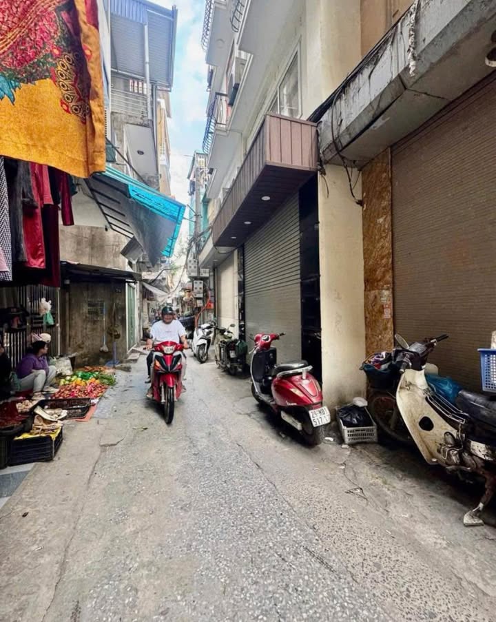 Nhà mặt phố Hào Nam 30m² giá 9.65 tỷ - Ô tô tránh, ngõ thông rộng rãi!