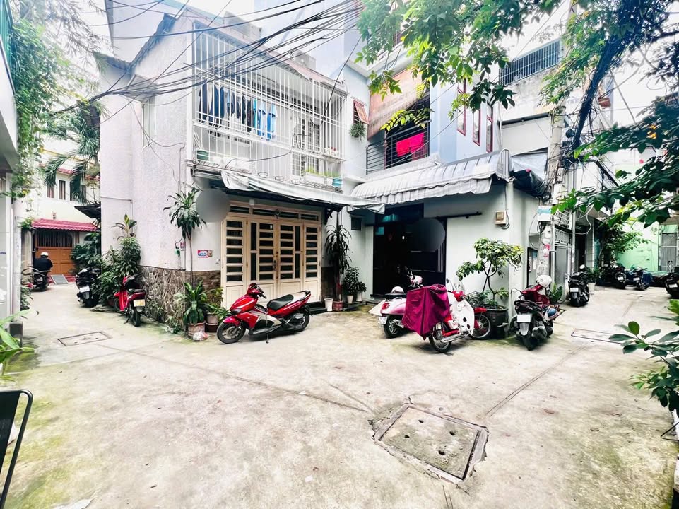 Nhà phố Phú Nhuận 35m² giá 5 tỷ - Hẻm rộng 8m, sẵn sàng vào ở!