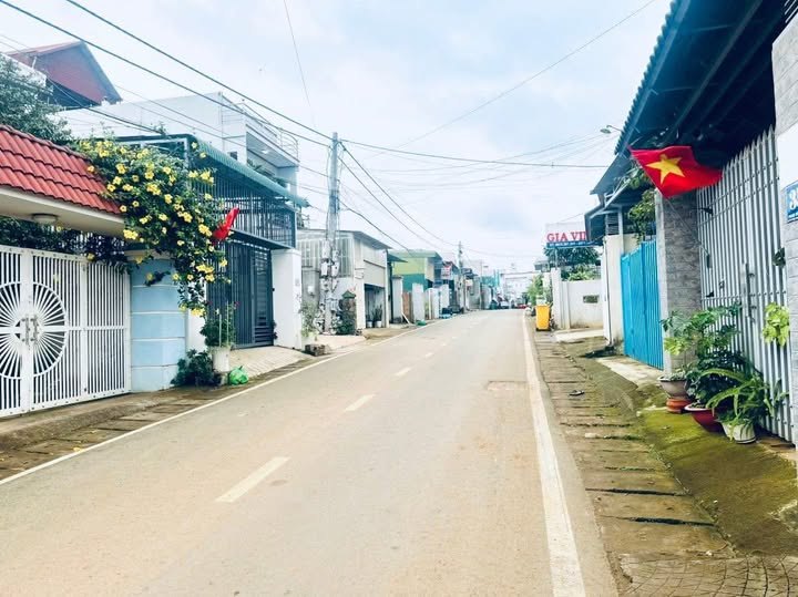 Bán gấp FrontHouse mặt tiền Phan Bội Châu, Đức Trọng, 190m² chỉ 4.3 tỷ - Vị trí đắc địa!