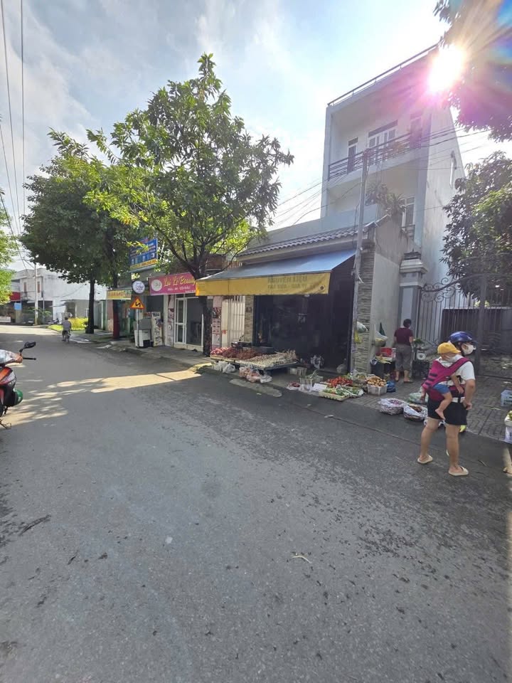 Nhà cấp 4 và 7 phòng trọ MT kinh doanh Tân Đông Hiệp 198.6m² giá 5.7 tỷ - Sổ hồng riêng