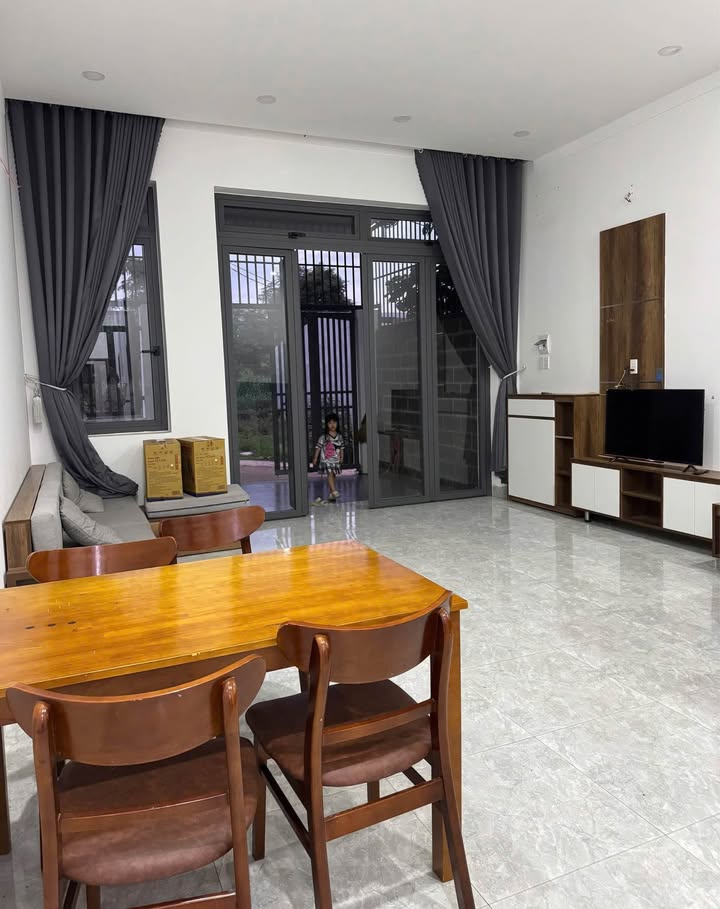 Nhà phố Y Moan, Buôn Ma Thuột 105m² giá 2.25 tỷ - Sân ô tô, 2 phòng ngủ