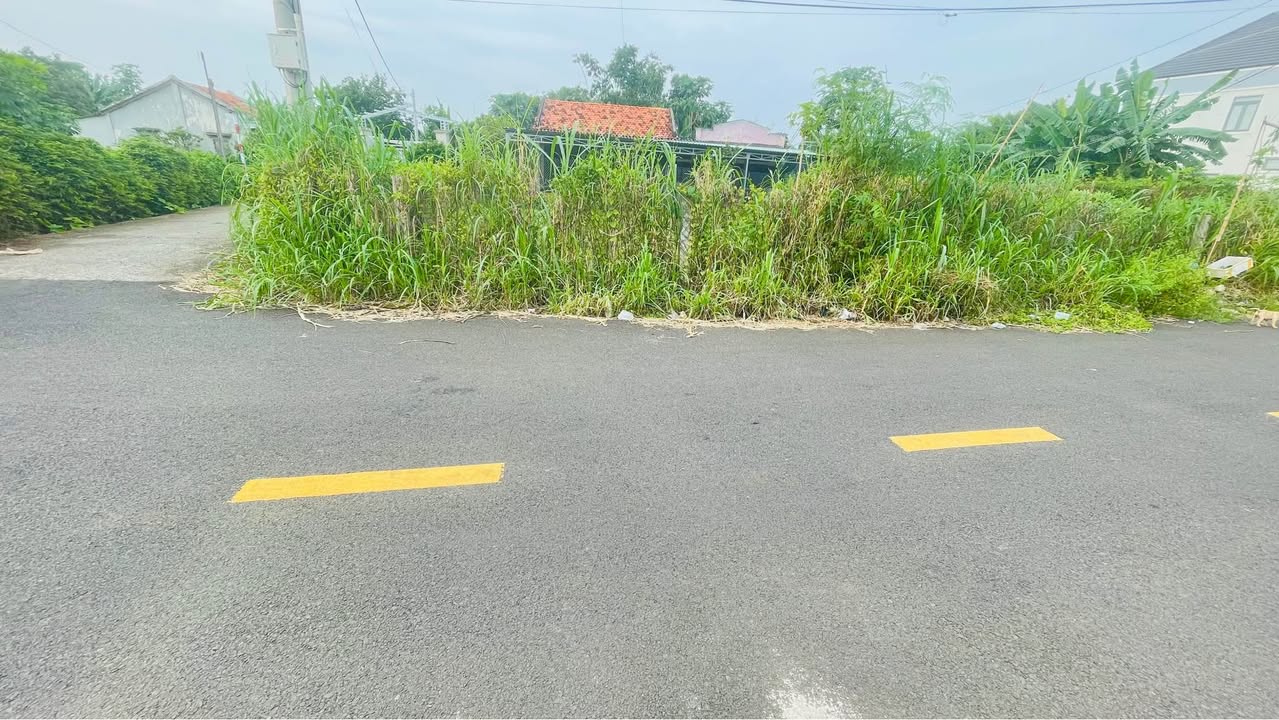 Lô đất góc 2 mặt tiền đường Nguyễn Hữu Buôn - 251m² chỉ 2.6 tỷ, vị trí đắc địa!