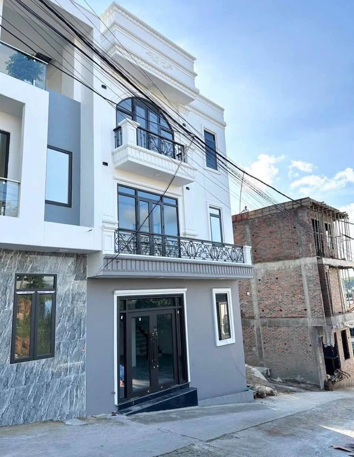 Nhà 3 tầng Cột 8 Hồng Hà 52.6m² giá 2.5 tỷ - Ô tô đỗ tận cửa!