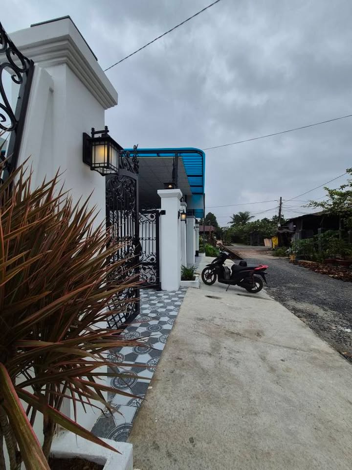 Nhà cổ điển Trường Lộc, Long Hoa, Tây Ninh 145m² giá 1.69 tỷ - Thiết kế sang trọng, vào ở ngay!