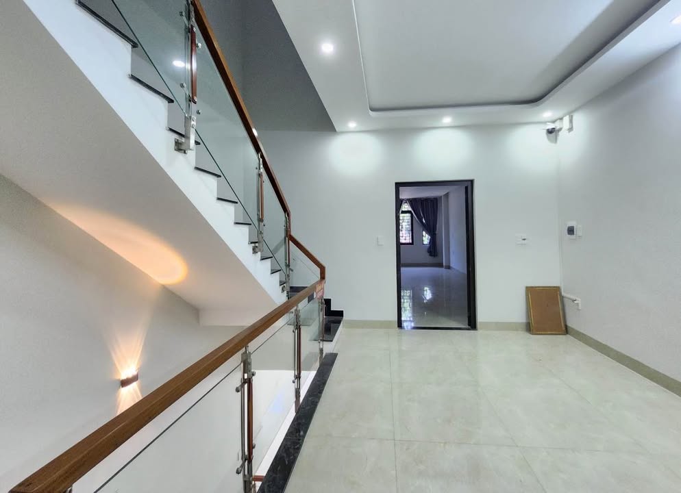 Tòa nhà văn phòng Nguyễn Phước Lan - 100m² giá 17 tỷ - Vị trí đắc địa cho doanh nghiệp!