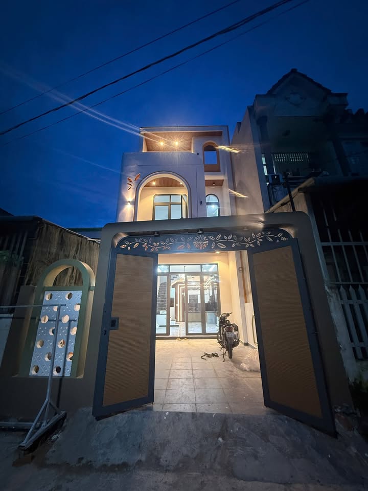 Nhà bán Hưng Long, Bình Chánh 98m² giá 2.78 tỷ - Không gian sống lý tưởng!