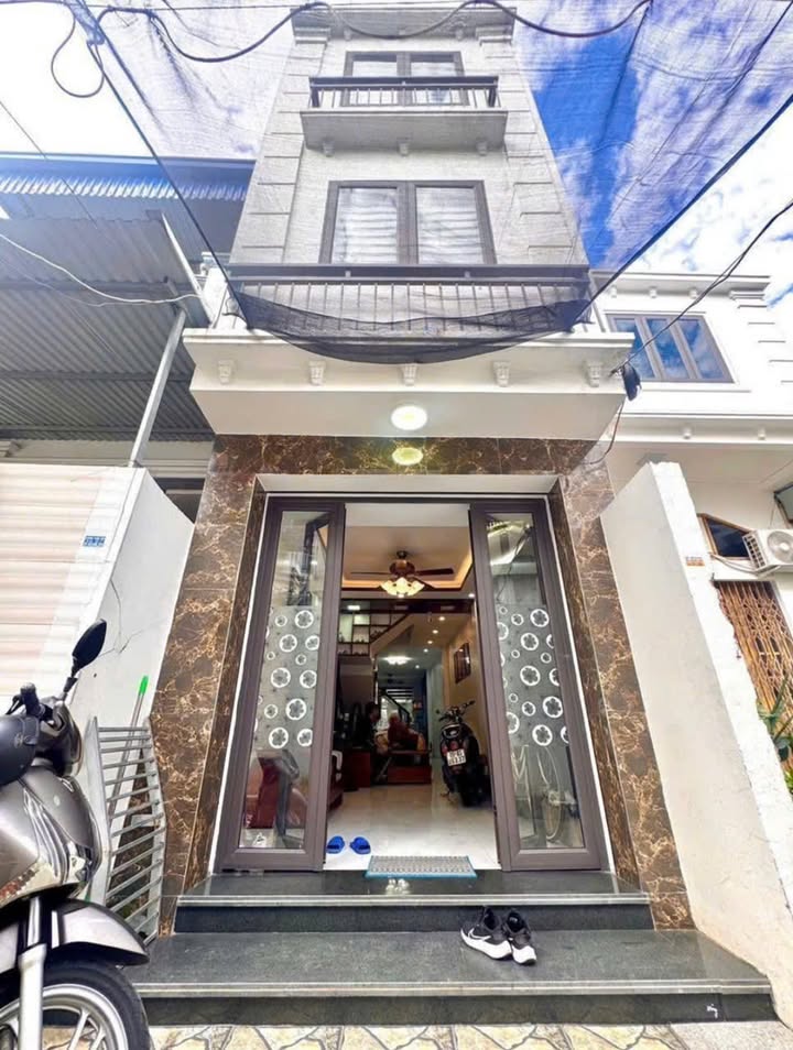 Nhà đẹp Dư Hàng 70m² giá 3.4 tỷ - Kết nối trung tâm sầm uất!