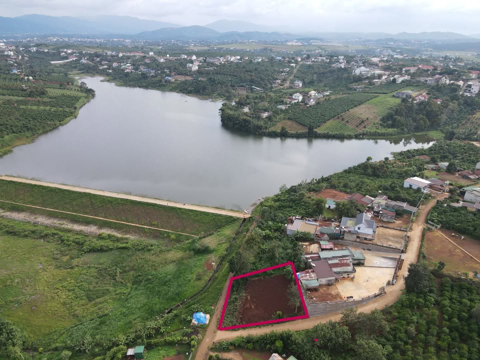 Đất Tân Châu, Di Linh 660m² giá 2.5 tỷ - View hồ thoáng mát, 2 mặt tiền tiện lợi!