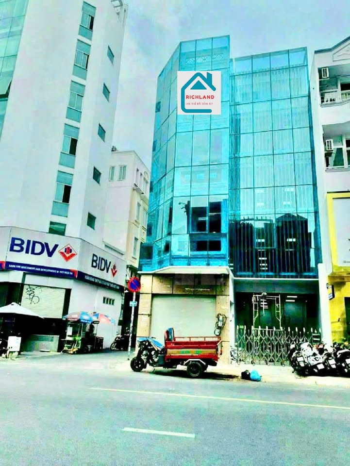 Cho thuê nhà góc 2 mặt tiền Nguyễn Bỉnh Khiêm, Quận 1 - Nhà mới xây, thang máy, 350 triệu/tháng!