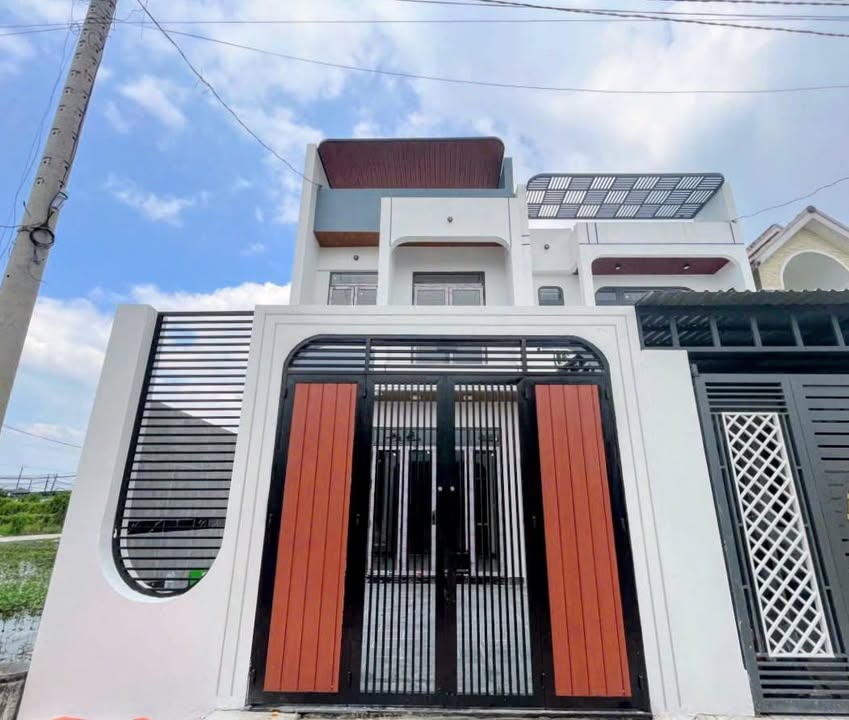 Nhà phố hiện đại tại Mỹ Hạnh Nam, Đức Hòa, 100m² giá chỉ 2.55 tỷ - Sổ đỏ chính chủ!