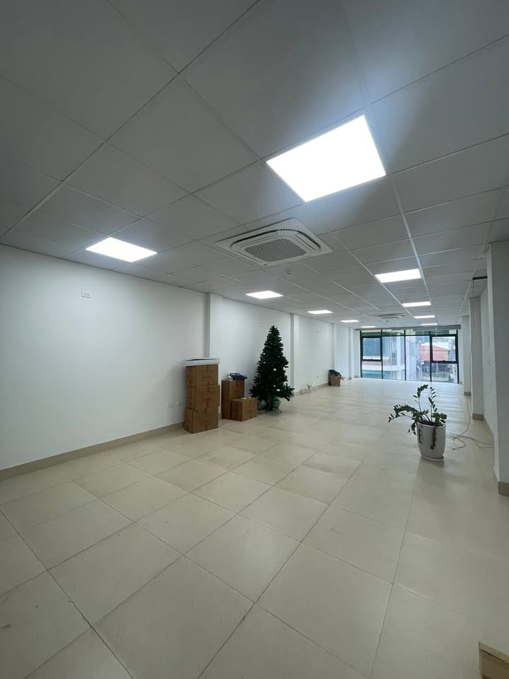 Cho thuê văn phòng tại Ngã Tư Sở 100m² - Thiết kế thông thoáng, tiện nghi đầy đủ!