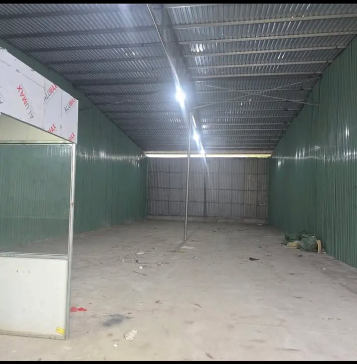 Kho xưởng cho thuê quận Tân Phú 250m² giá 24 triệu - Diện tích trống suốt rộng rãi!