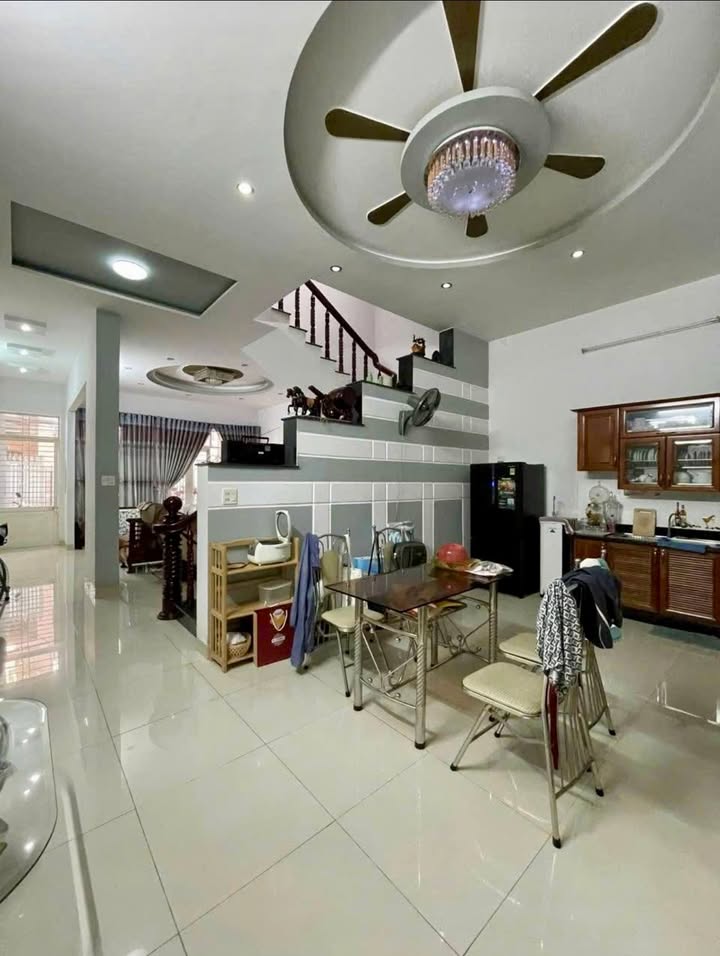 Nhà 3 tầng tại Nguyễn Huệ, Quy Nhơn 90m² giá chỉ 4 tỷ - Cách biển 200m!