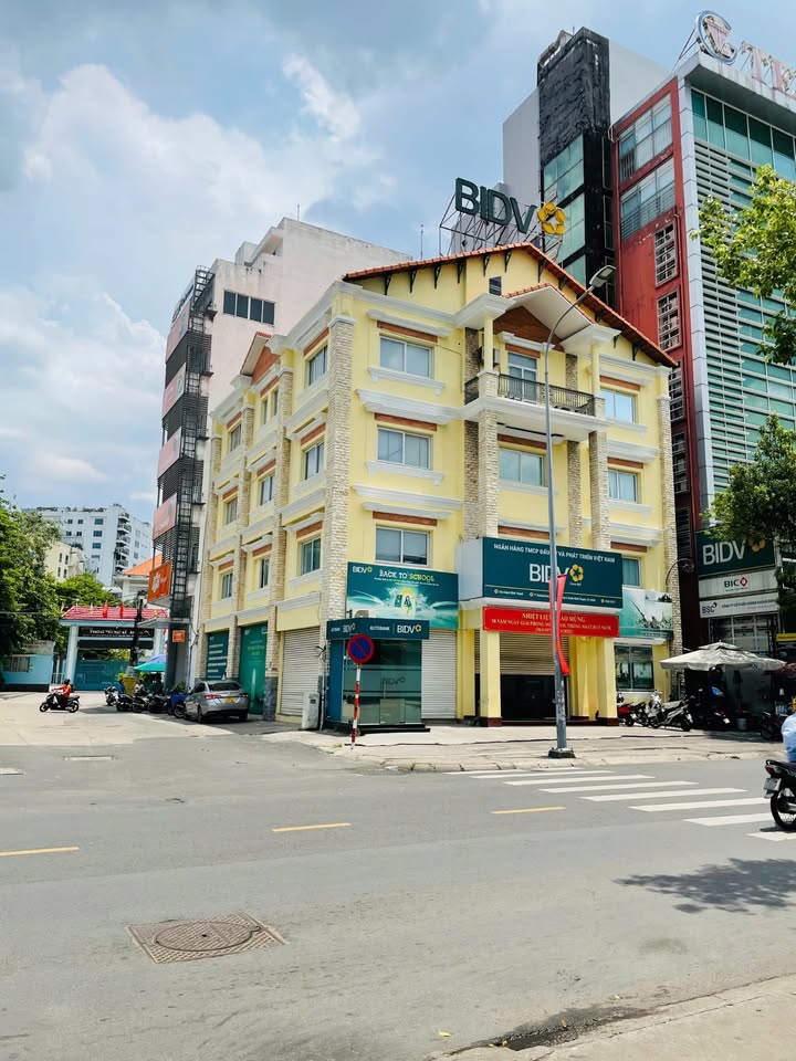 Cho thuê tòa nhà mặt tiền Hoàng Hoa Thám, Bình Thạnh 300m² - Vị trí đắc địa thuận lợi cho kinh doanh!