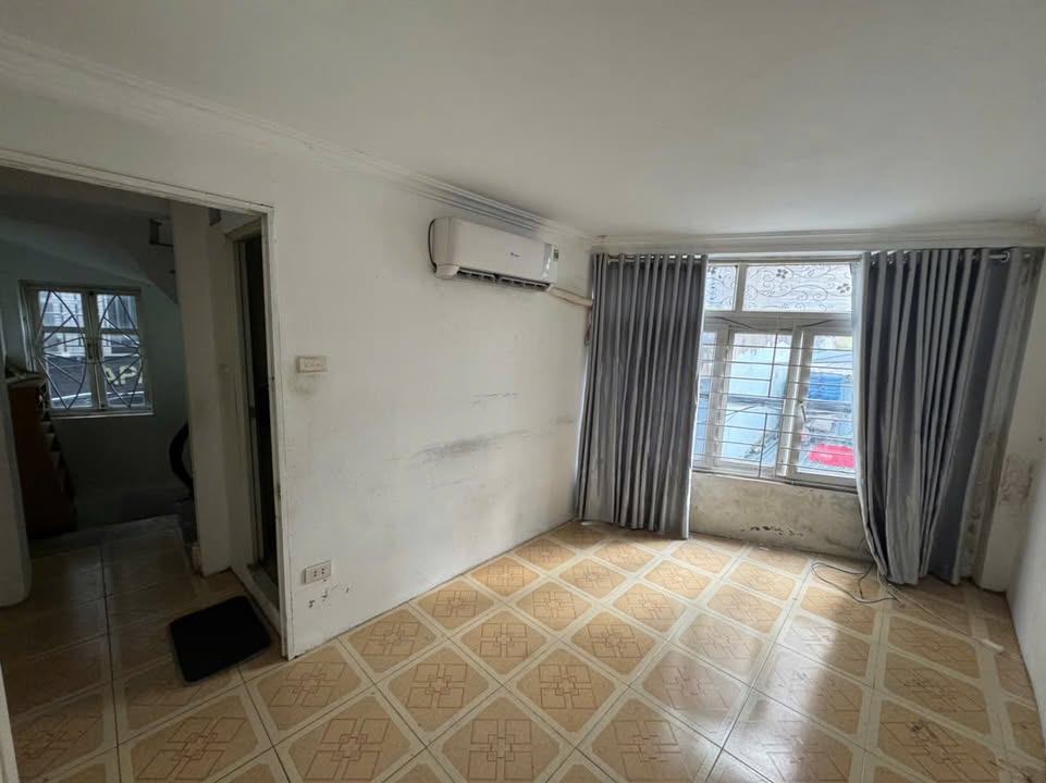 Nhà cho thuê 20m² tại Lạc Long Quân, Tây Hồ - Thích hợp cho hộ gia đình hoặc văn phòng