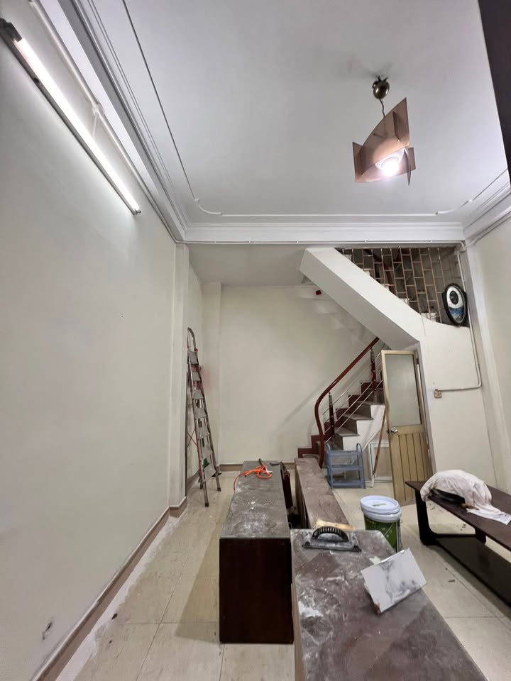 Nhà riêng cho thuê tại Ngõ Trại Cá, 30m² chỉ 8 triệu/tháng - Đang sơn sửa mới!