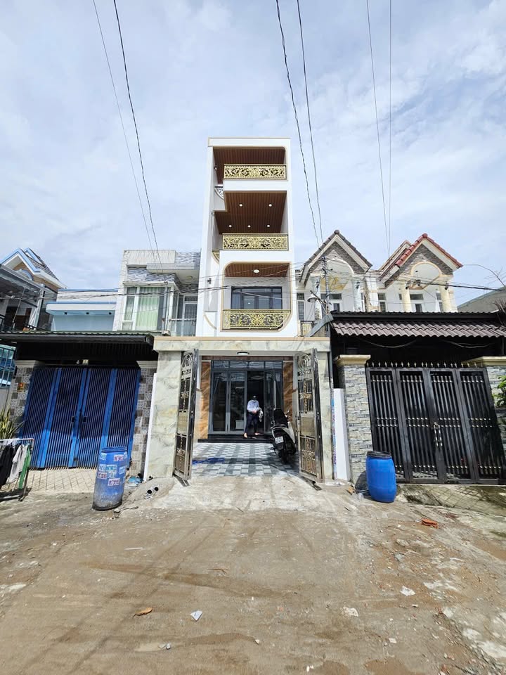 Nhà 3 tầng đường Hoàng Hoa Thám, Dĩ An 108,5m² giá 6,8 tỷ - Sẵn sàng vào ở!